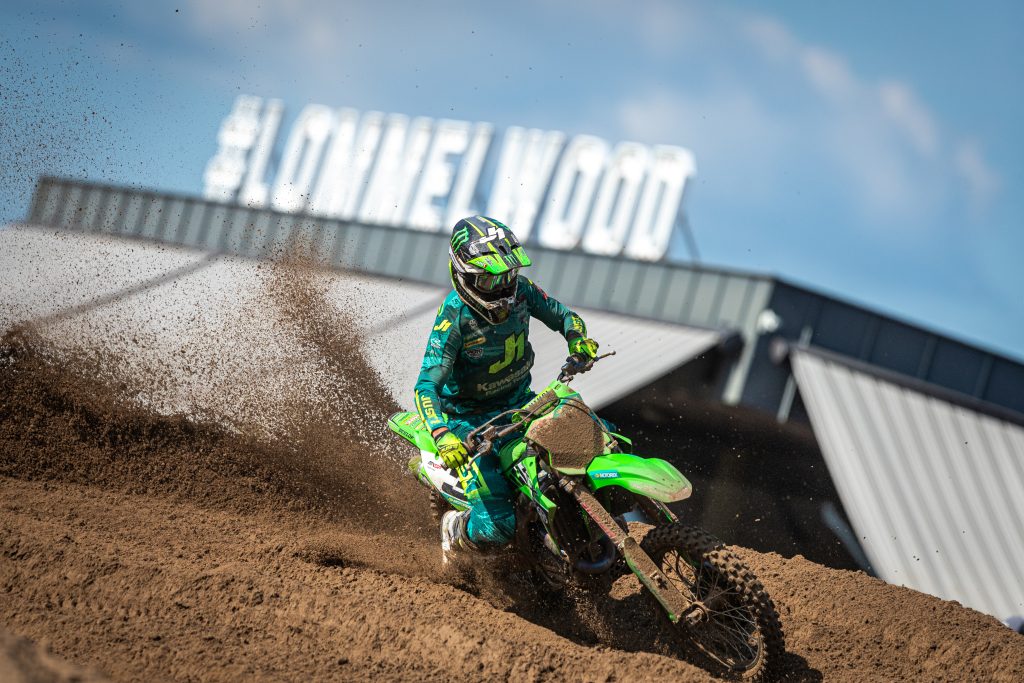 Romain Febvre vor dem erst vor wenigen Jahren errichteten Markenzeichen des Tracks in Lommel, dem "Lommelwood" Zeichen.