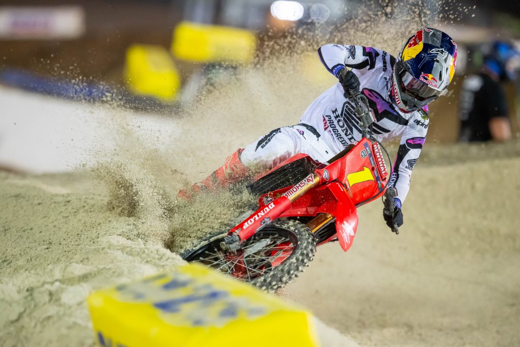 Jett Lawrence war beim AMA Supercross Auftakt A1 2025 noch mit dem Red Plate unterwegs.