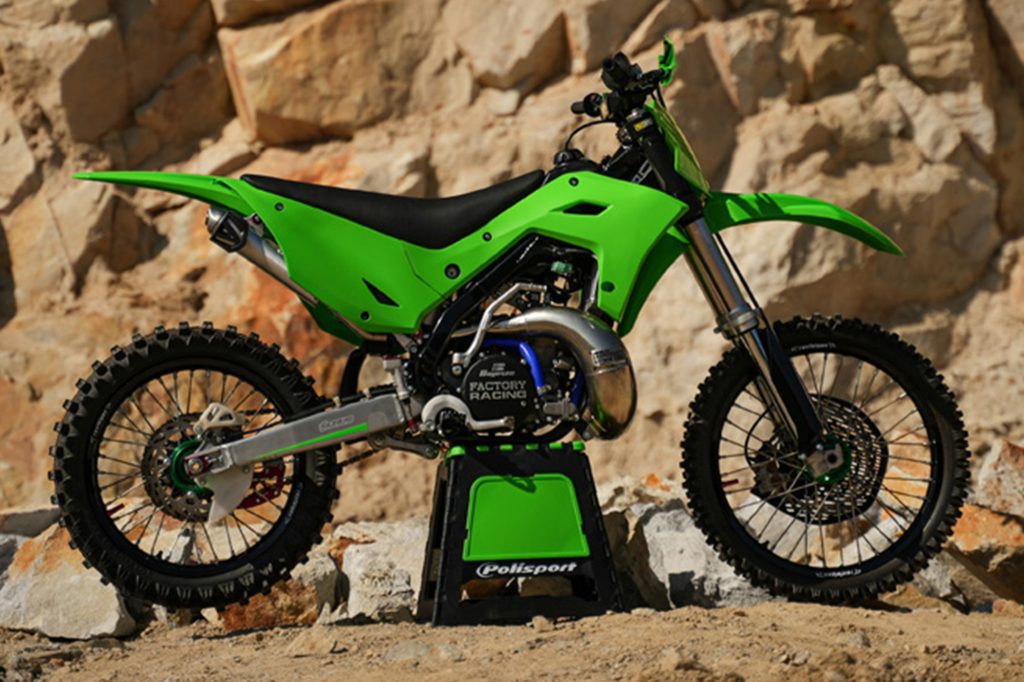 Kawasaki KX250 mit einen Restyling Kit der neueren KX F Modelle
