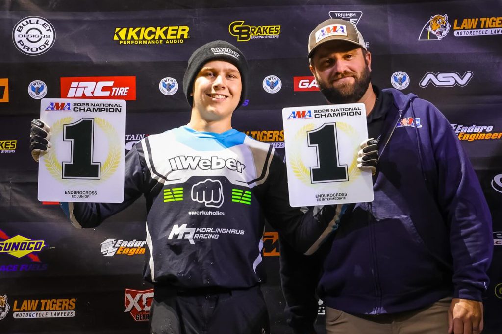 Max Eppelmann präsentiert stolz seine zwei Meisterschaftsplates