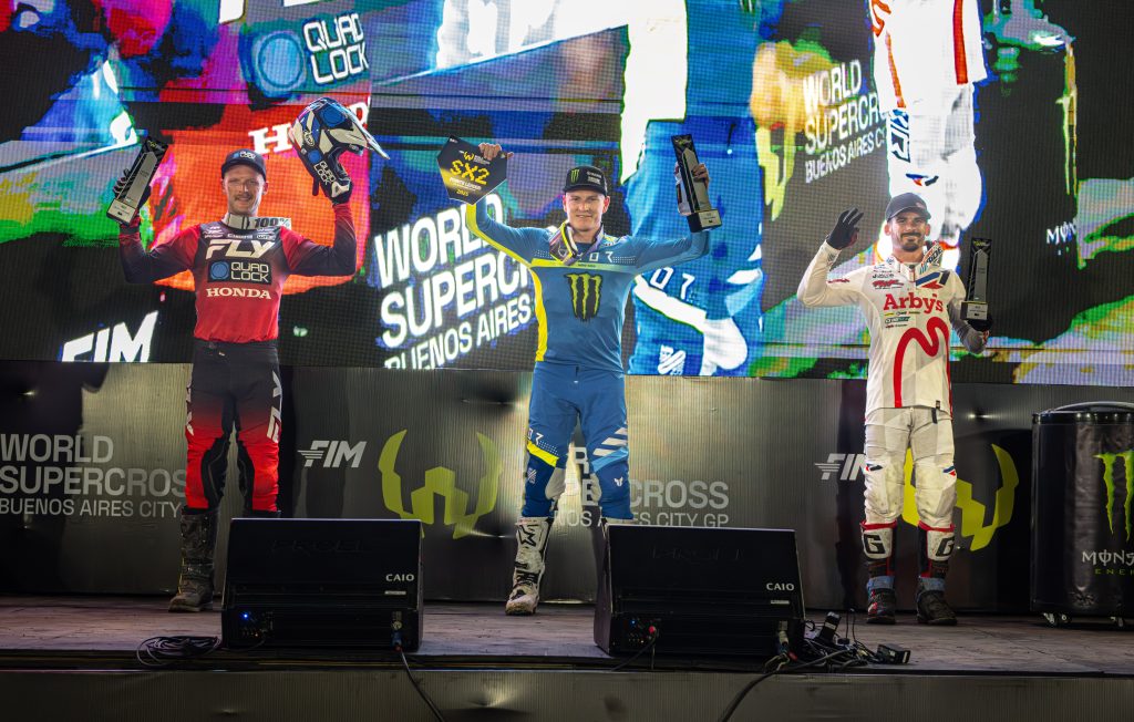 Max Anstie (Mitte) zusammen mit Shane McElrath (links) und Coty Schock auf dem WSX SX2-Podium in Argentinien.