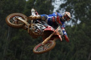 Joshua Coppins erreichte mit der Aprilia MXV 450 im Jahr 2010 sechs Top-10 Ergebnisse in der Motocross-Weltmeisterschaft