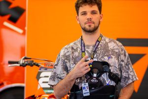 Julien Beaumer mit dem Korsett was er nur noch zur Sicherheit trägt