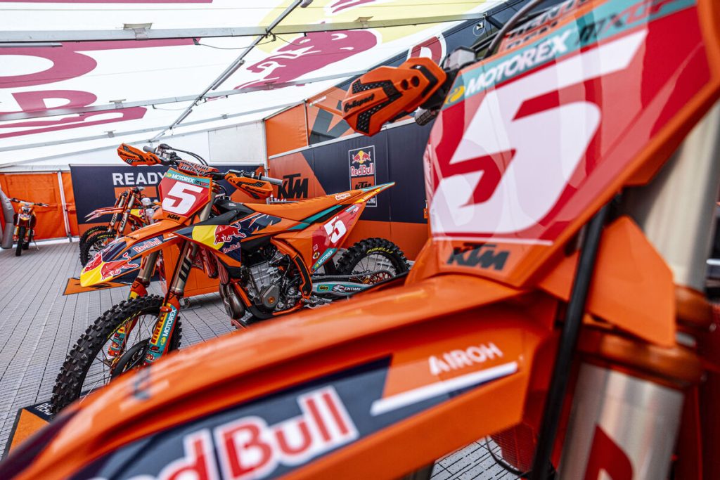 Die KTM von Lucas Coenen ist in der Schweiz mit dem Red Plate am Start
