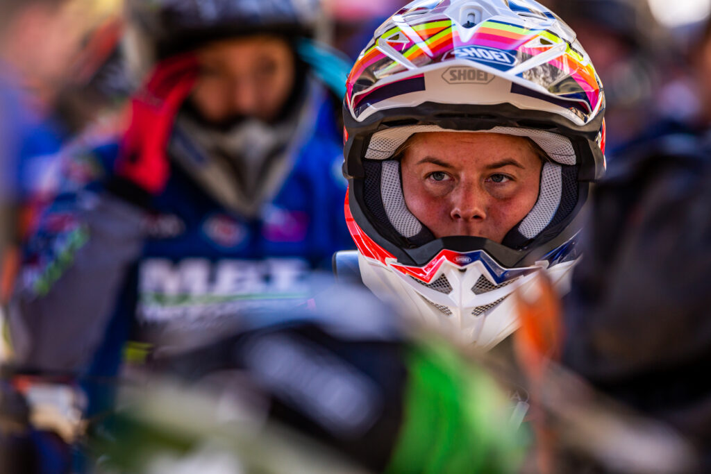 Ein verwirrter Enduro-Fahrer springt frontal in Larissa Papenmeier. Die WMX-Piloten ist verletzt und kann den GP of Netherlands nicht fahren.