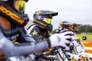 Begleite das Husqvarna Factory Racing Team bei der Vorbereitung auf die Supercross Saison 2024.