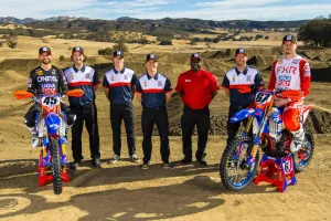 Das Beta Factory Supercross Team mit ihren Fahrern Colt Nichols (45) und Benny Bloss (67).