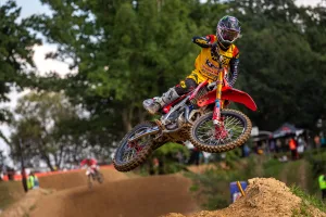 Jorge Zaragoza 2022 beim ADAC MX Masters, an einem der zahlreichen Sprünge des MC Jauer Tracks