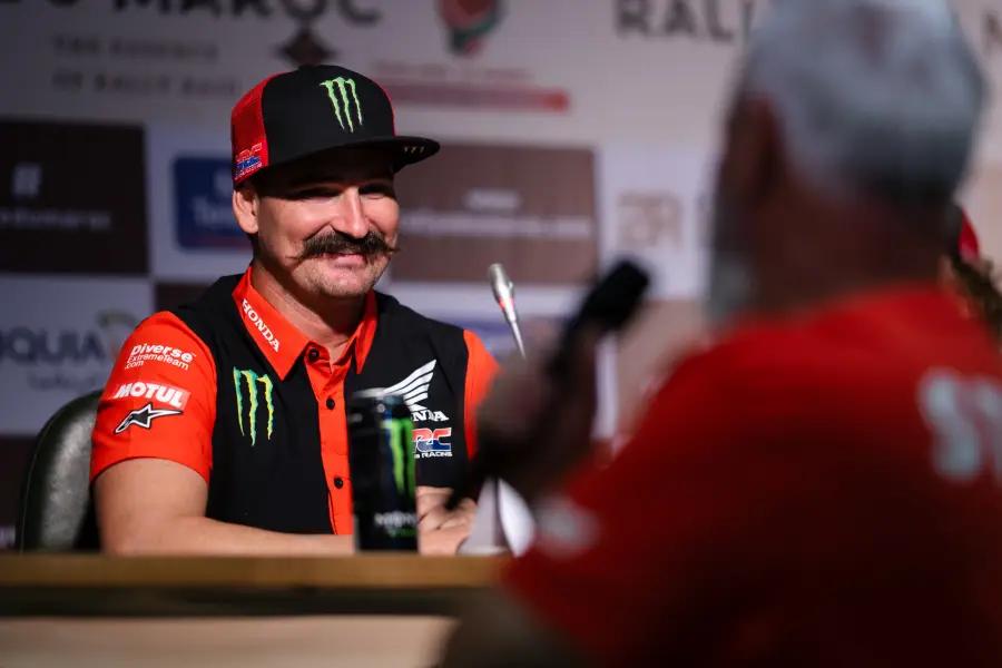 Skyler Howes HRC Dakar Pilot - ehrt mit seinem markanten Bart seinen Großvater und Vater.