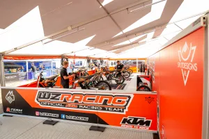 Vier Fahrer stehen 2024 unter dem WZ Racing KTM Zelt.