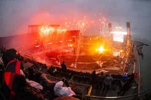 Das spektakuläre Opening beim Supercross San Francisco konnte nicht über die Wetterbedingungen hinwegtäuschen.