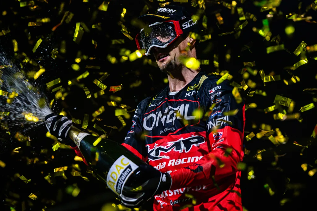 Konfettiregen für Jordi Tixier am Freitagabend des Supercross Dortmund 2024