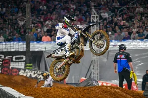 Jalek Swoll beim Supercross Arlington auf seiner Triumph TF250X