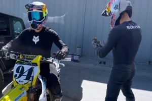 Ken Roczen trägt zum ersten Mal den Fox Onesie.