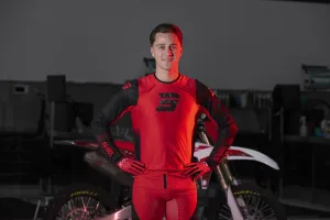 Roan van de Moosdijk im Outfit des Fantic Factory MXGP Team 2024.