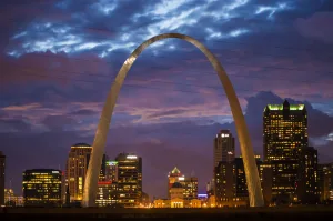 St. Louis ist bekannt durch das 192 Meter hohe Wahrzeichen, den Bogen Gateway Arch.