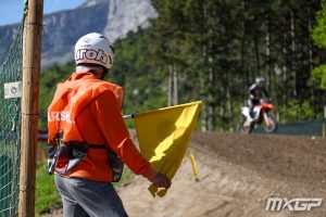 Streckenposten sind ein wichtiger Bestandteil im Motocross.