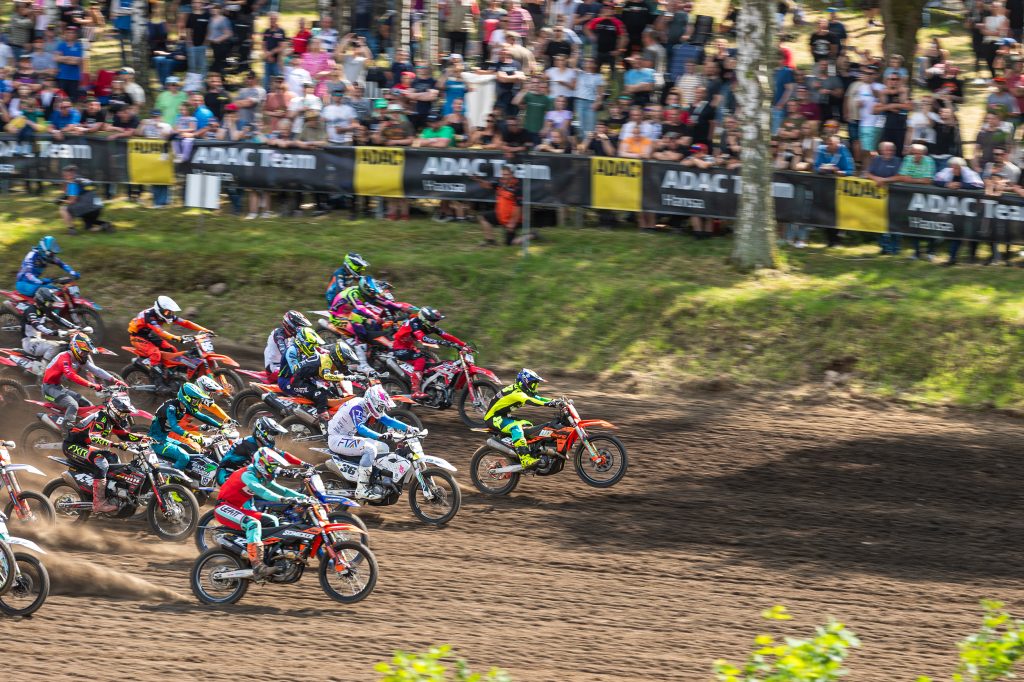 Zahlreiche Fans säumten die Startgerade bei der ADAC MX Masters Premiere in Vellahn