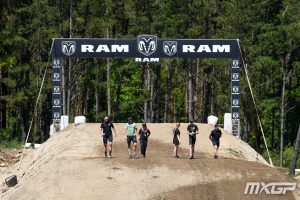 Die Piloten erkunden die Strecke des MXGP of Galicia