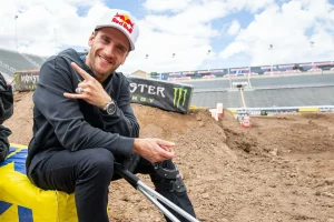 Ken Roczen auf Krücken beim Supercross Finale in Salt Lake City