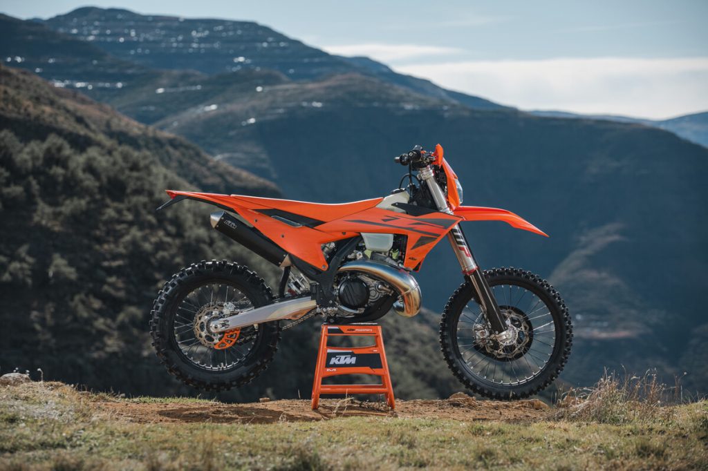 Die brandneuen KTM EXC-Modelle 2025 stehen ab Juni bei euren Händlern