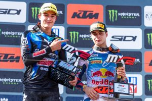 Sacha Coenen (rechts) mit seinem Zwillingsbruder Lucas auf dem Podium des MXGP of Latvia 2024.