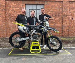 Niklas Raths (Mitte) kehrt als Teammanager des Dörr Motorsport Triumph Racing Teams in den Motocross Sport zurück.