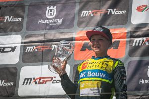 Motocross Nachwuchspilot Luca Nierychlo auf dem Podium der EMX65