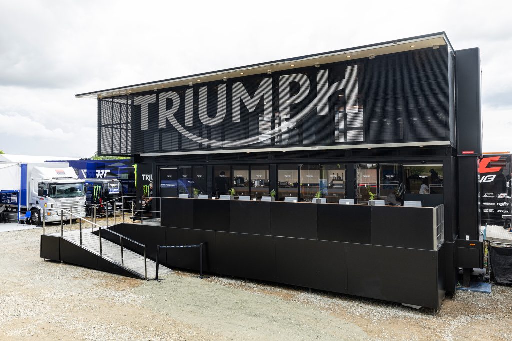 Triumph Auftritt im Fahrerlager der MXGP Weltmeisterschaft.