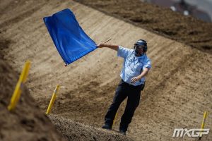 Die blaue Flagge wird ausschließlich von geschulten Marshals verwendet.