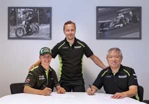 Mathis Valin zusammen mit Teammanager Antti Pyrhonen und Shigemi Tanaka General Manager, Marketing & Sales Division, Kawasaki Motors.