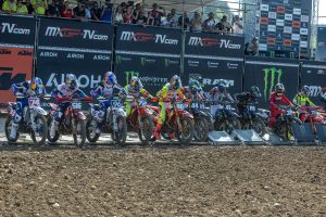 Der Moment als gleich mehrere Fahrer durch das MXGP Startgatter ausgebremst wurden. / Foto: Ray Archer