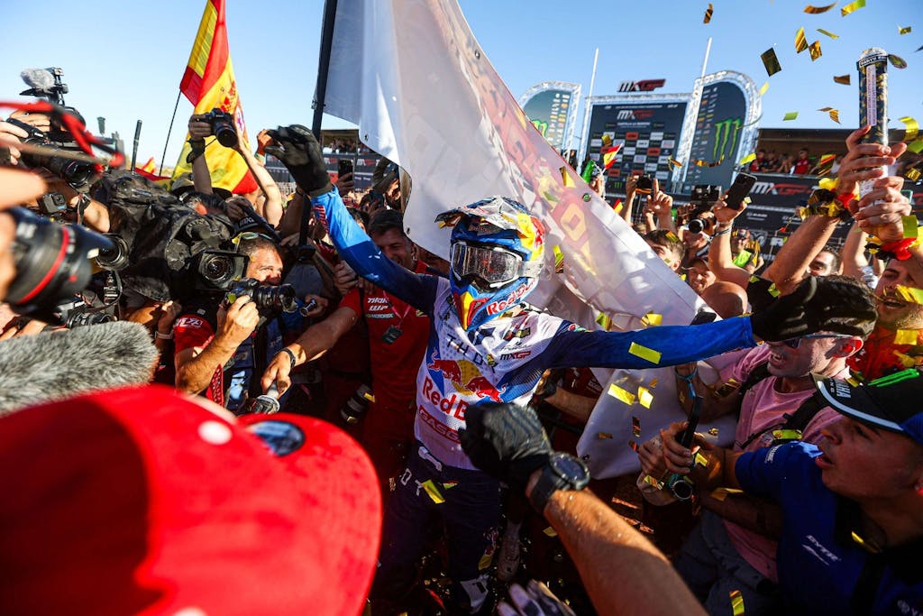 Jorge Prado im Siegesrausch nach dem MXGP Titelgewinn.