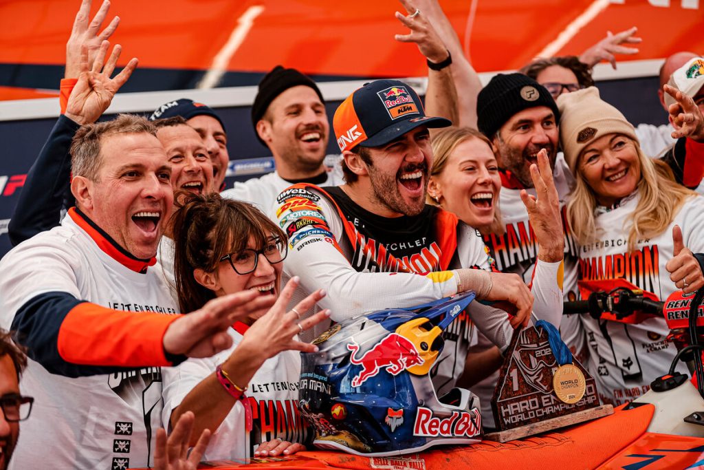 Mani Lettenbichler und sein Team feiern den Hard Enduro Titelgewinn