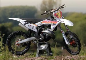 Maximilian Spies fährt Supercross auf einem 2 Takter