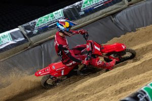 Titelverteidiger Jett Lawrence staret auch 2024 beim Supercross Paris