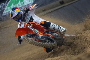 Tom Vialle verweis beim Supercross Paris, die Konkurrenz auf die Plätze