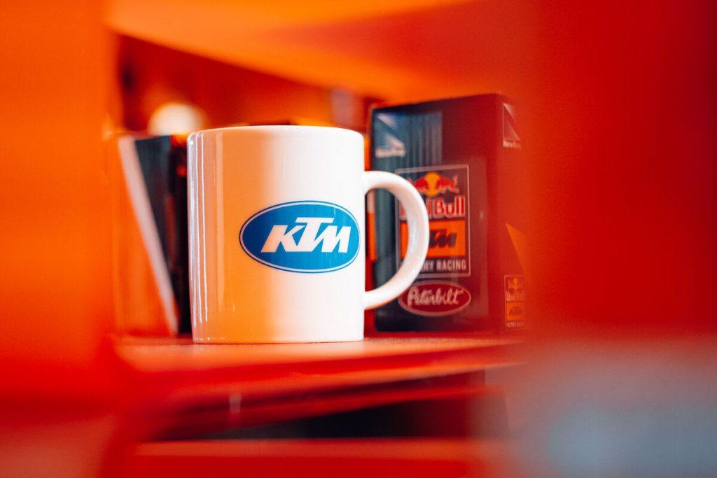Das KTM Logo aus alten Tagen auf einem Kaffeebecher