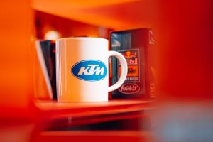 Das KTM Logo aus alten Tagen auf einem Kaffeebecher