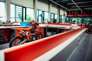 Das imposante KTM Factory Racing Motorsport Building