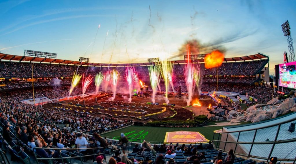 Ein spektakuläres Feuerwerk dürfen die zahlreichen Fans beim Supercross Anaheim A1 erwarten.