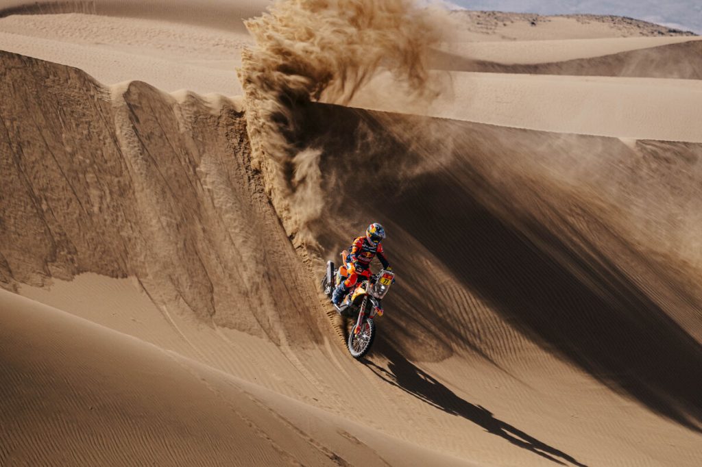 Luciano Benavides auf seinem KTM Dakar Bike in den Dünen von Saudi Arabien. / Foto: KTM