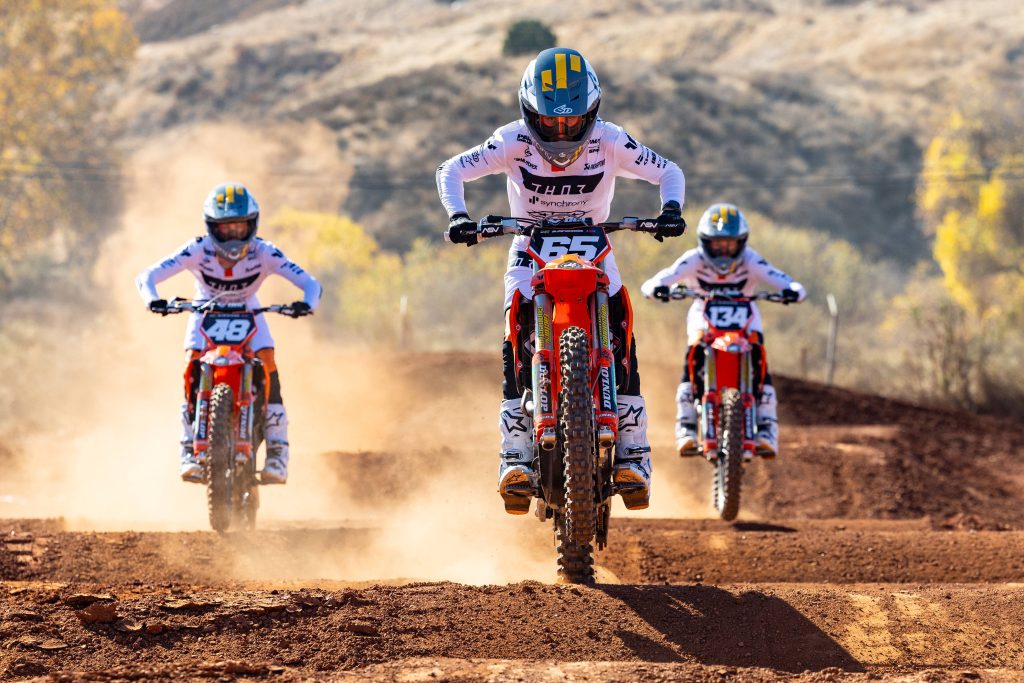 Das AEO Powersports Supercross Team. #48 Talon Hawkins, #65 Lux Turner und #134 Avery Long