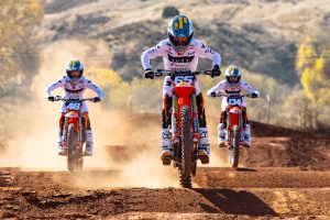 Das AEO Powersports Supercross Team. #48 Talon Hawkins, #65 Lux Turner und #134 Avery Long