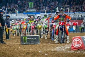 Beispielbild eines Supercross staggered Start aus dem Jahr 2023. Eli Tomac führte die Meute an.