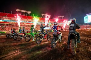 Die 450SX Klasse vor dem Start eines AMA Supercross Rennen.