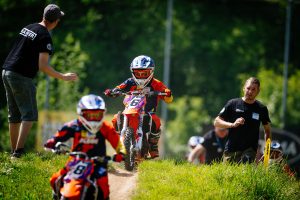 Sicherer Motocross Einstieg für Kinder mit erfahrenen Trainern wartet.