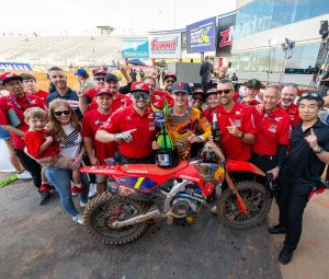 Das HRC Team in glücklicheren Tagen. Lars Lindstrom (rechts von Jett Lawrence) feierte mit dem Team den SMX-Titel 2024.