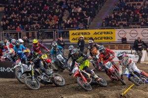 Gedränge beim Start der SuperEnduro Prestige Klasse