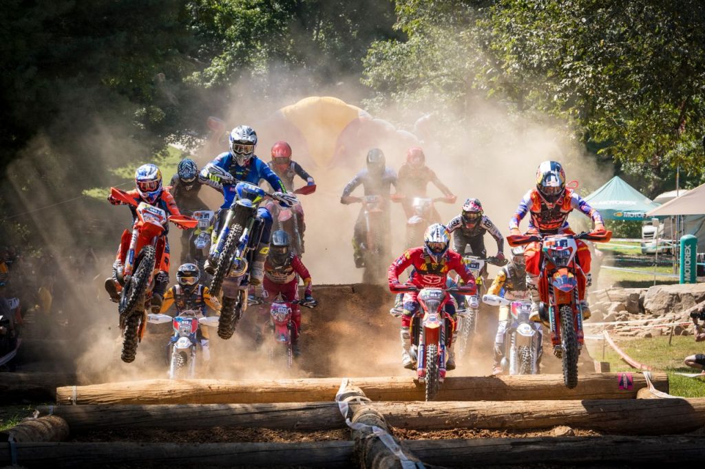 Manuel Lettenbichler, Wade Young und Trystan Hart bei einem Lauf zur Haard-Enduro-Weltmeisterschaft.